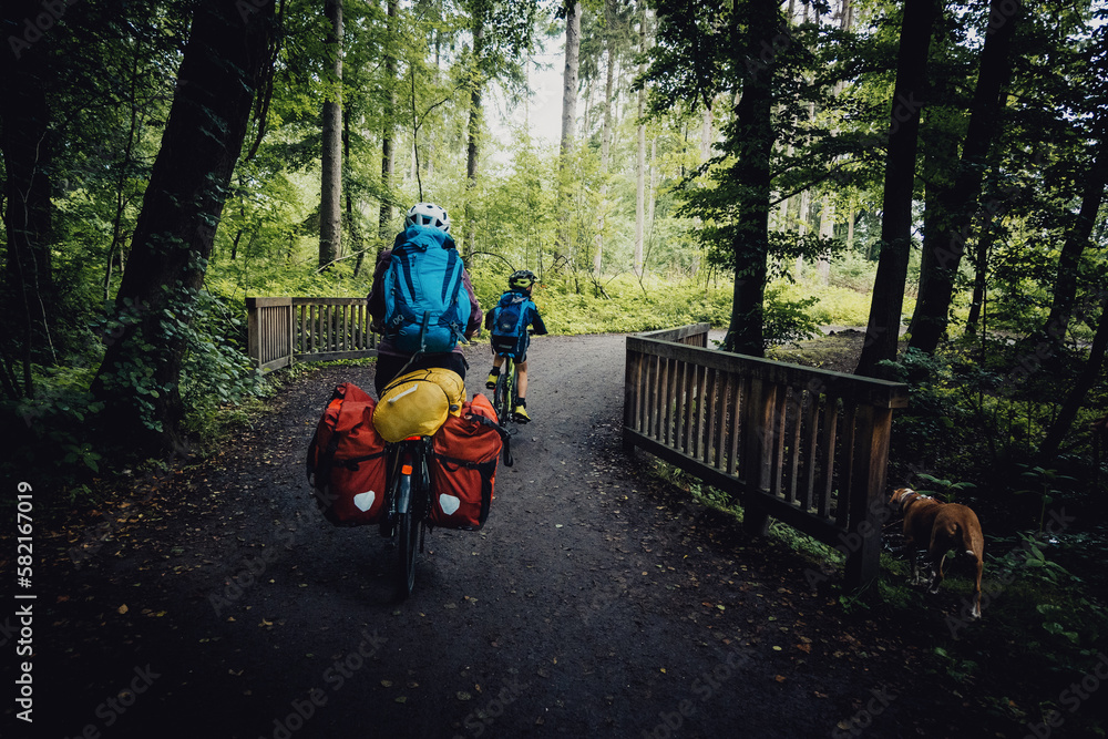 Mutter und Sohn radeln durch einen Wald während einer Fahrradtour durch Niedersachsen in den Sommerferien, Deutschland Mutter und Sohn radeln durch einen Wald während einer Fahrradtour durch Niedersachsen in den Sommerferien, Deutschland