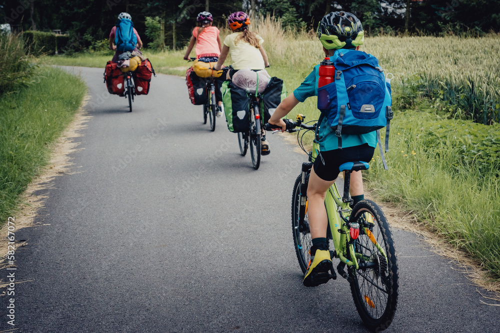 Familie auf einer Fahrradtour durch Niedersachsen in den Sommerferien, Deutschland Familie auf einer Fahrradtour durch Niedersachsen in den Sommerferien, Deutschland