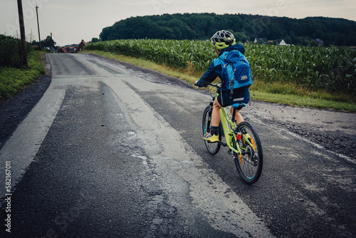 Kleiner Junge auf einer Schlechtwetter Fahrradtour durch Niedersachsen in den Sommerferien, Deutschland