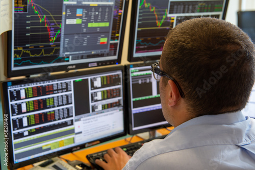 Salle des marchés. Négociation sur les marchés à terme. Trader consultant les variations des cours des céréales