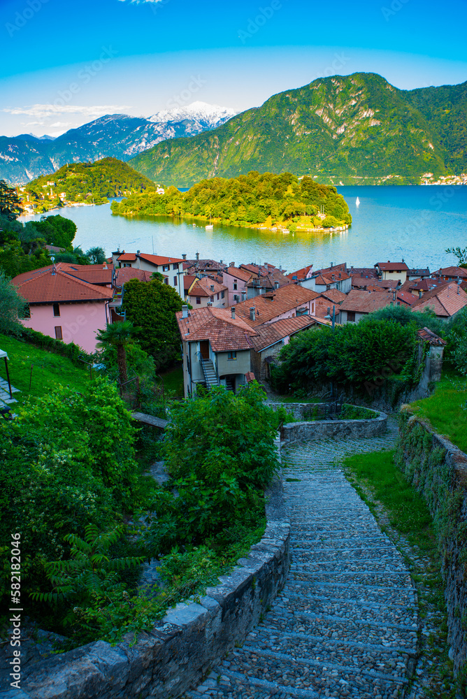 Panorama on the upper lake of Como, with the villages of Gera Lario, Domaso, and the mountains that overlook them.
