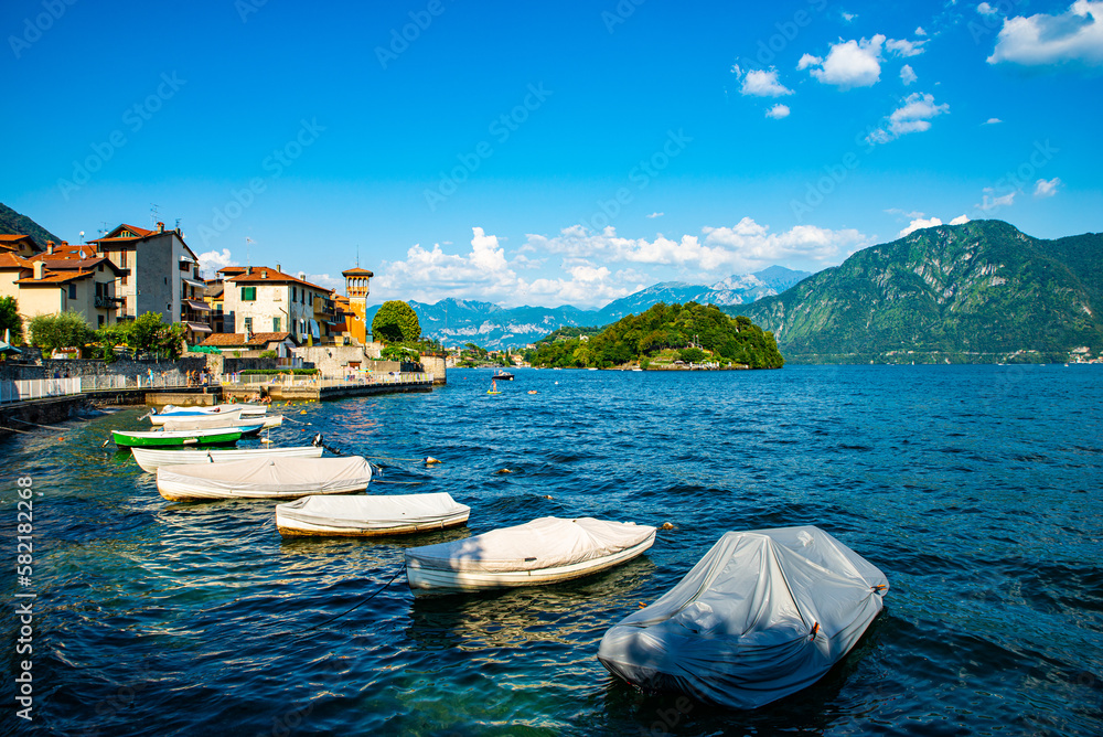 Panorama on the upper lake of Como, with the villages of Gera Lario, Domaso, and the mountains that overlook them.
