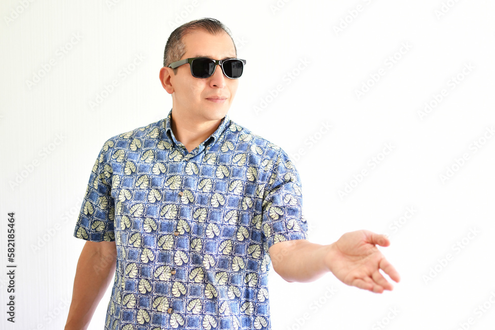 Hombre adulto dando la mano, aislado en un fondo blanco, espacio para texto al lado derecho. Hombre adulto dando la mano, aislado en un fondo blanco, espacio para texto al lado derecho.