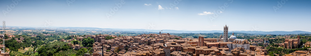 Blick auf eine Stadt in der Toskana in Italien