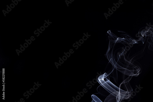 Uma forma abstrata de fumaça branca de incenso com fundo preto.