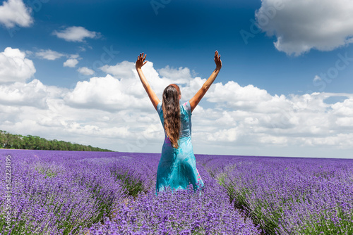 Glückliche Frau in einem blühenden Lavendelfeld im sommer