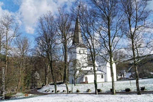 Die denkmalgeschützte evangelische Kreuzkirche  in Bergneustadt-Wiedenest gehört zu den Bunten Kirchen im oberbergischen Land. 