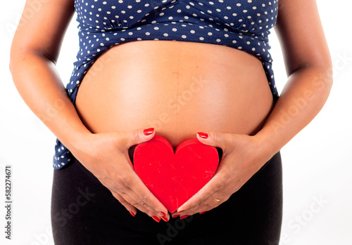 Wallpaper Mural Gravida segurando coração vermelho na barriga. Ensaio fotográfico de gestante. Torontodigital.ca
