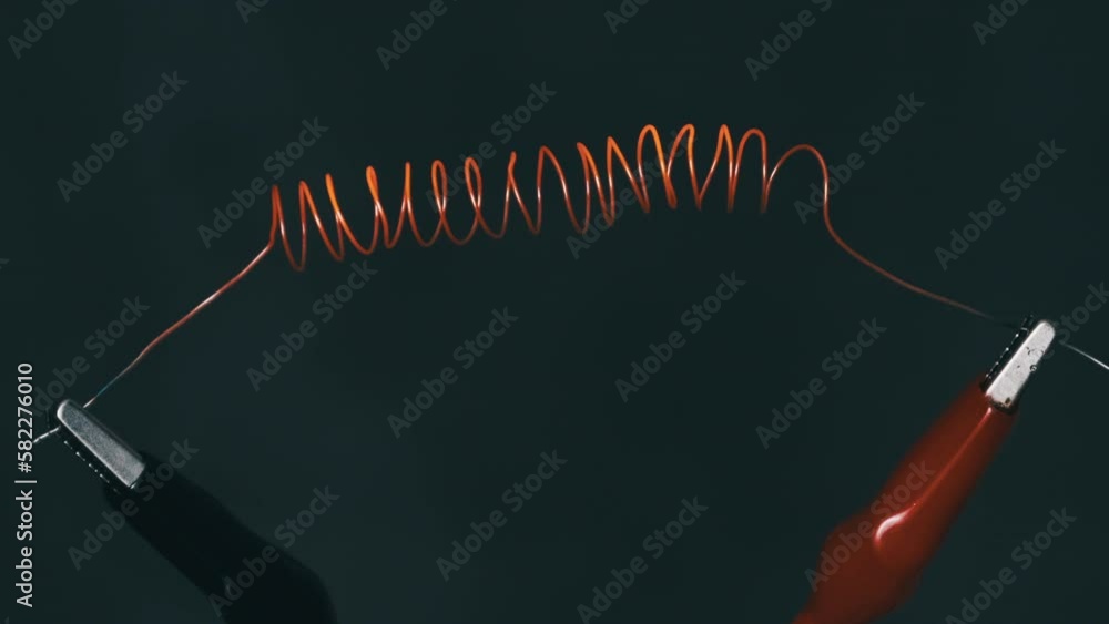 Vidéo Stock Nichrome wire glowing to red under high electric current