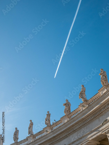 Un avión surca el cielo ante la mirada de diversas estatuas clásicas