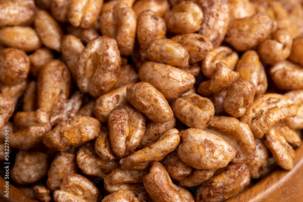 Airy wheat covered with a thin layer of cocoa chocolate Airy wheat covered with a thin layer of cocoa chocolate
