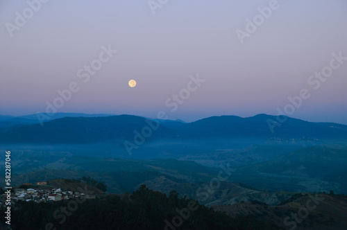 The moon, between the mountains on a summer night © Elena