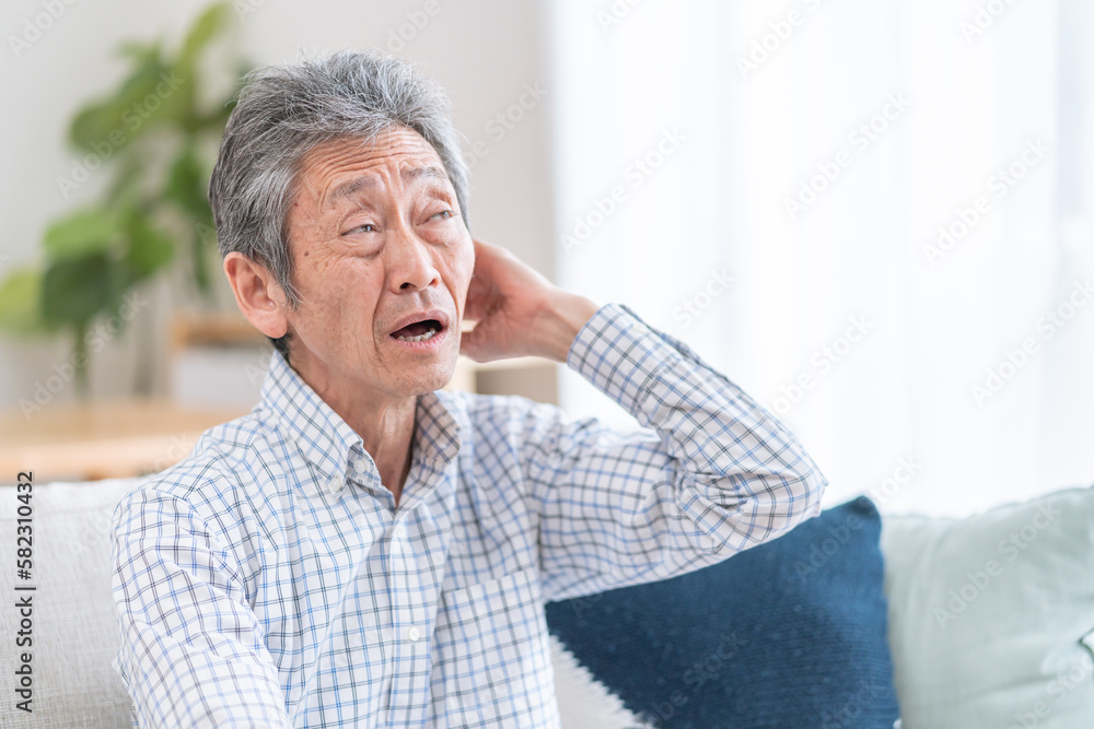 考えるシニア男性 考えるシニア男性