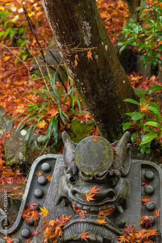 Wallpaper Mural 日本　京都府京都市の嵯峨嵐山にある二尊院の本堂から見える庭園にある鬼瓦と紅葉 Torontodigital.ca