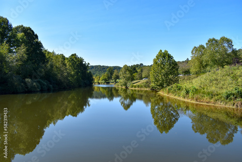 Картината върху платно Sunny day at Stonewall Jackson Lake in Roanoke, West Virginia