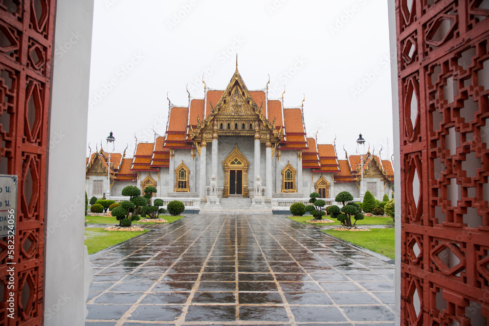 Obraz premium Wat Benchamabophit Dusitwanaram or Marble Temple in Bangkok