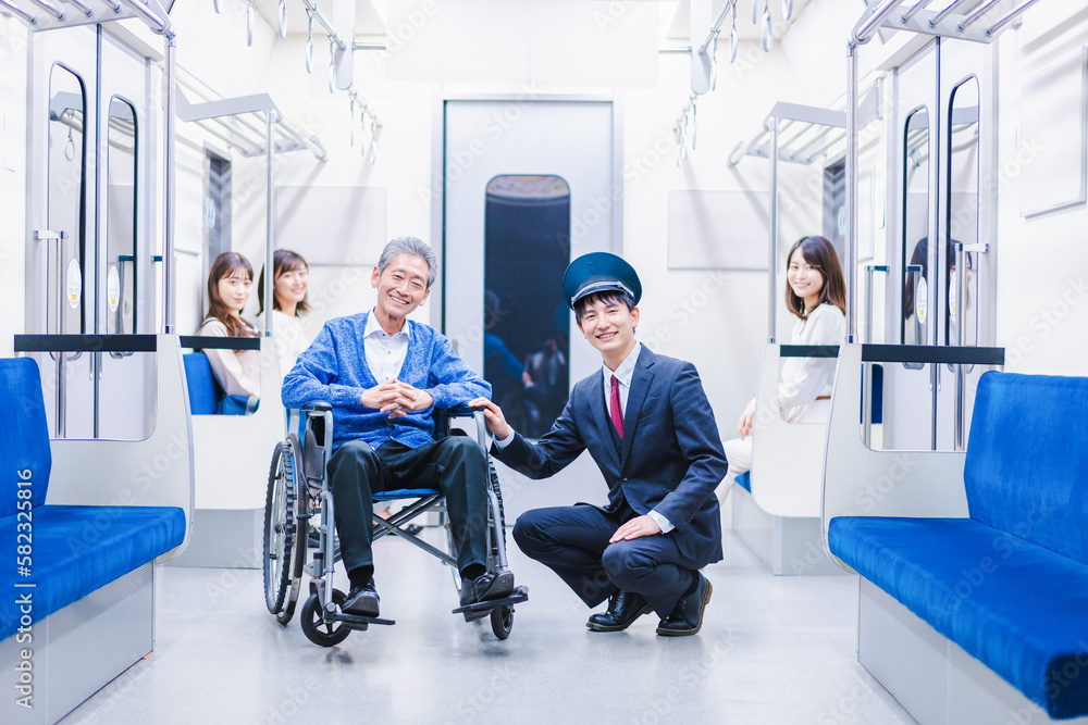 車イスで電車に乗る乗客 Stock Photo | Adobe Stock