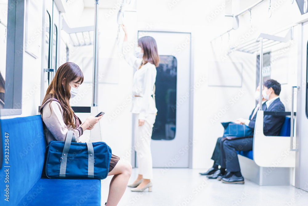 電車通学をする女子高生 電車通学をする女子高生