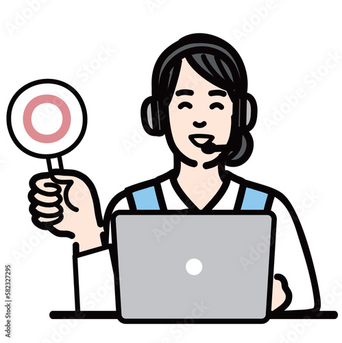 ラップトップの前に座ってマルの札を持って笑顔のオペレーターの若い女性
