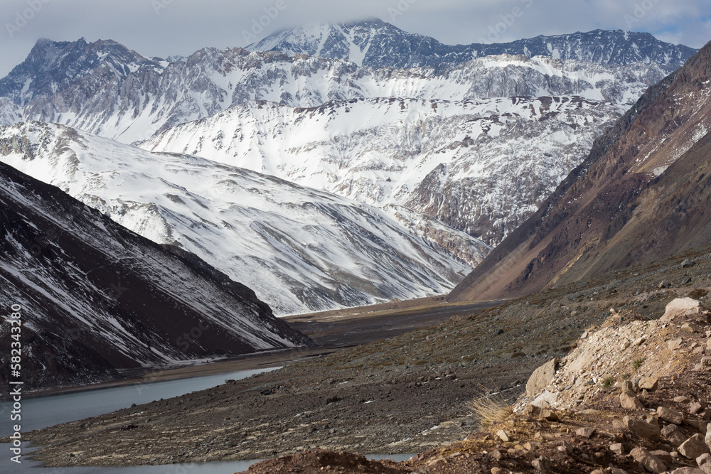 Embalse el Yeso en el Cajón del Maipo, Cordillera de los Andes