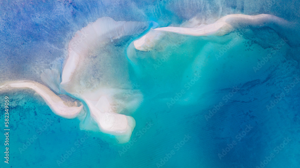 Fototapeta premium A bird's-eye view of the sea and the beautiful beach at Pha Island, Thailand.