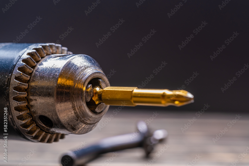 Drill chuck with a device for tightening screws.