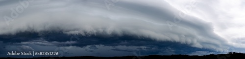 Foto Panoramic Photo of Cumulus Arcus Clouds Over a Silhouetted City.