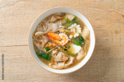 Wide Rice Noodles with Seafood in Gravy Sauce