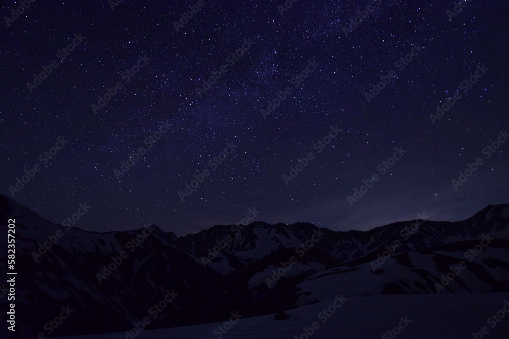 Fototapeta premium 満天の夜空 北アルプス 立山連峰