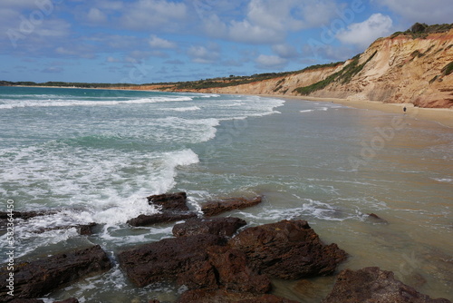 Wellen und Strand an Steilküste Great Ocean Road Australien photo