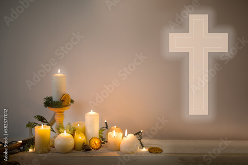 Zmartwychwstanie pańskie, krzyż i świece - symbole religijne i modlitwa photo