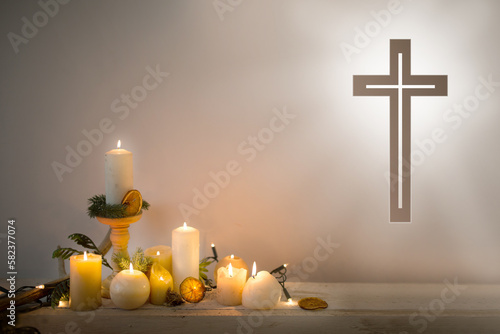 Zmartwychwstanie pańskie, krzyż i świece - symbole religijne i modlitwa