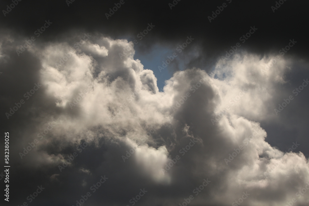 Obraz premium Stormy weather and dark clouds