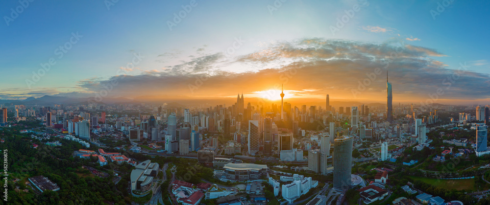 Naklejka premium Aerial view of Kuala lumpur city scape overlooking at Petronas Twin tower KLCC during sunrise