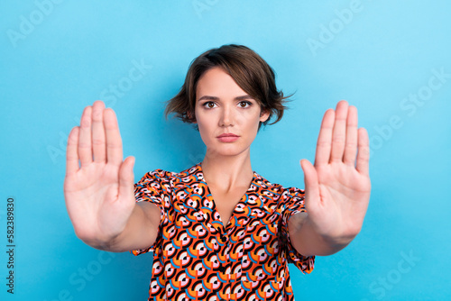 Foto Photo of confident serious woman wear print blouse rising arms showing forbidden