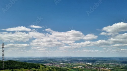 Wolken ziehen im Zeitraffer über den Himmel im Sommer
