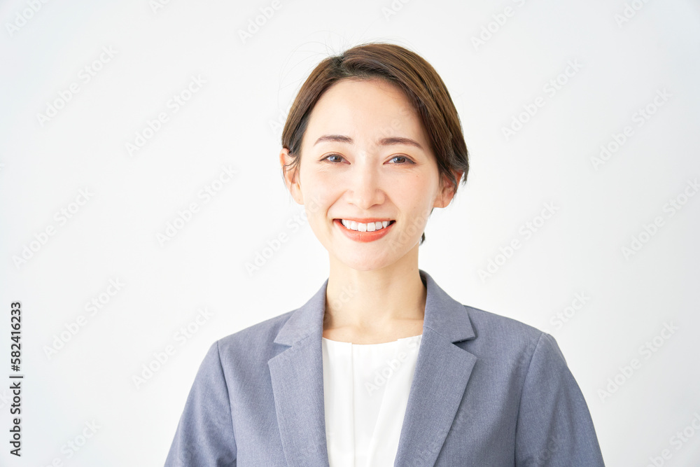 ビジネスウーマンのポートレート　カメラ目線　白背景