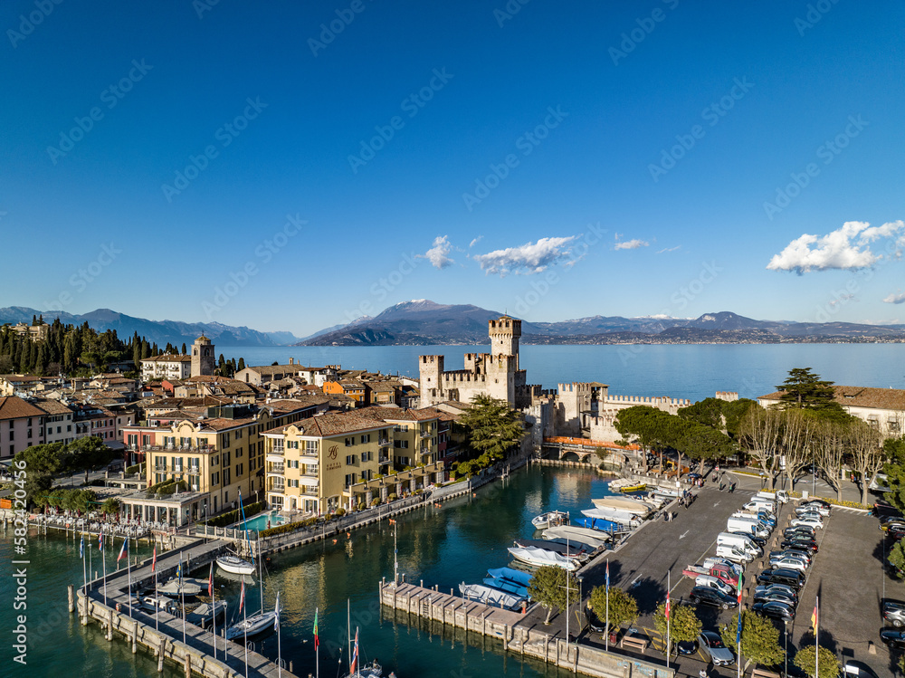 Obraz premium Sirmione, lago di garda, castello, primavera