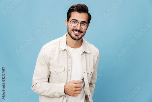 Foto Portrait of a stylish man smile glasses for farsightedness and myopia, on a blue