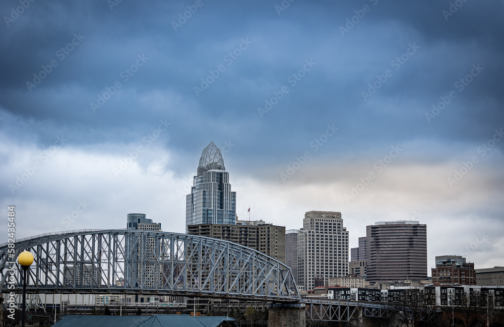 Obraz premium Cincinnati, Ohio skyline as seen from the bank on the other side of the river