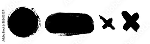 Conjunto de manchas negras realizadas con pincel, manchas de formas básicas de brochazos vectorizados. Formas reales realizadas a mano