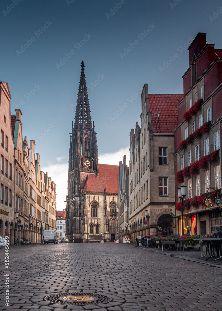 Obraz premium Prinzipalmarkt mit Lambertikirche in Münster