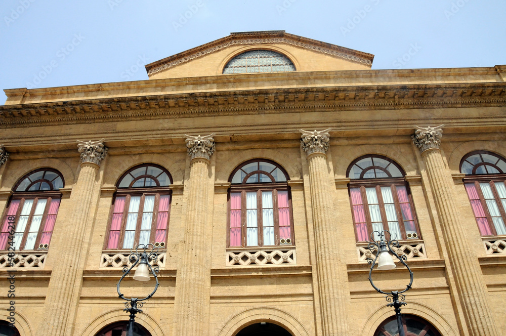 Fassadenauschnitt der Teatro Massimo