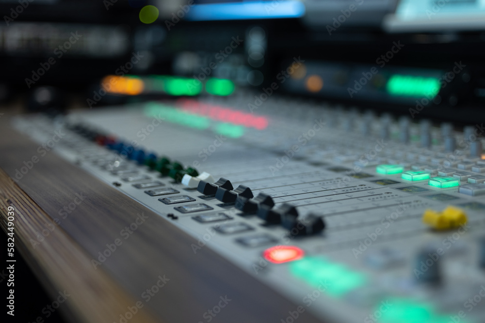 gros plan sur du matériel de studio, table de mixage ou console, dans un studio d'enregistrement ou dans une radio