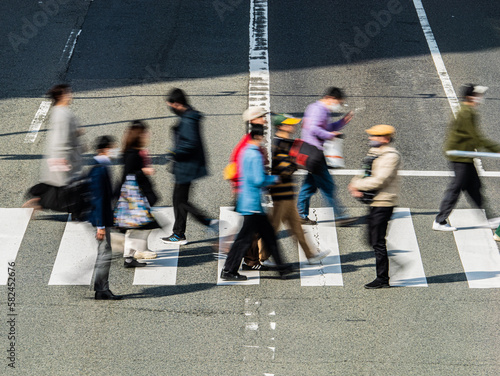【社会】横断歩道で人々が歩いて交差して行き交う様子　動きによるブレ
 photo