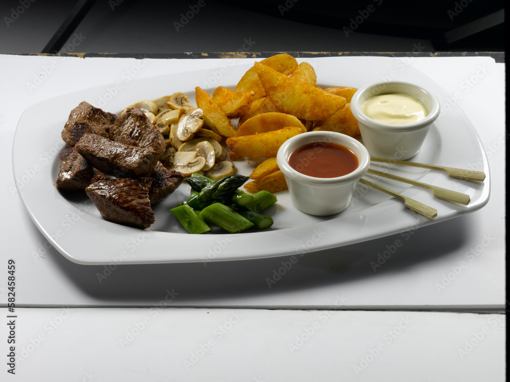 Solomillo con patatas fritas, champiñones y salsas de tomate y mostaza. Sirloin with French fries, mushrooms and tomato and mustard sauces. Solomillo con patatas fritas, champiñones y salsas de tomate y mostaza. Sirloin with French fries, mushrooms and tomato and mustard sauces.