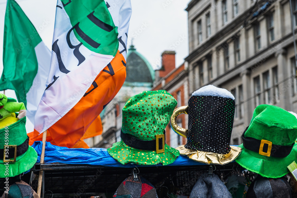 Obraz na płótnie Saint Patrick's day costume stand in Dublin city center, Paddy;s green hats, irish flag w salonie