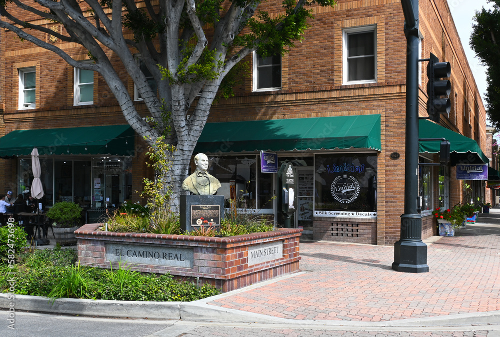 TUSTIN, CALIFORNIA 17 MAR 2023 Statue of Columbus Tustin, City
