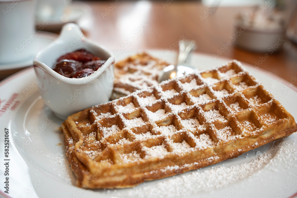 Waffeln mit heißen Kirschen Waffeln mit heißen Kirschen