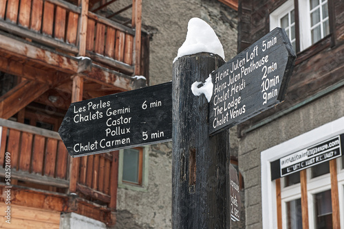 Lokaler Wegweiser in Zermatt, Wallis, Schweiz © tauav